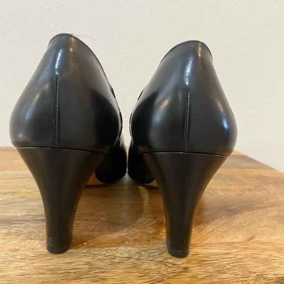Salvatore Ferragamo Black Leather Pump - Picture 8 of 11